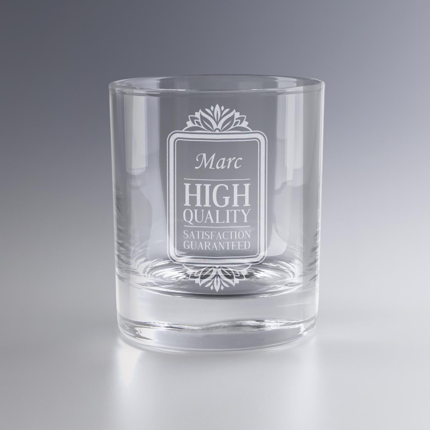 Verre à whisky personnalisé avec gravure "Marc - High Quality Satisfaction Guaranteed", un cadeau d’anniversaire élégant et durable pour amateur de spiritueux.