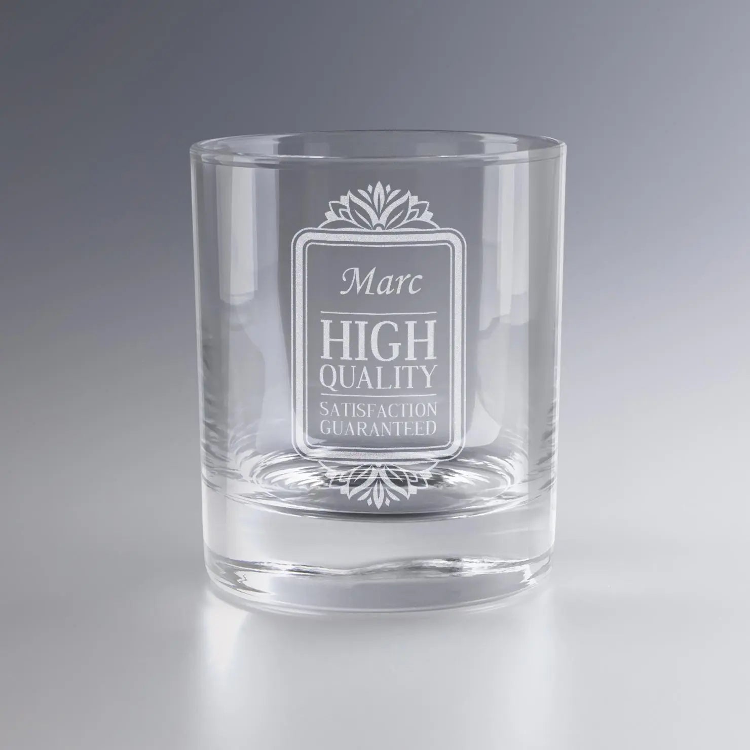 Verre à whisky personnalisé avec gravure "Marc - High Quality Satisfaction Guaranteed", un cadeau d’anniversaire élégant et durable pour amateur de spiritueux.