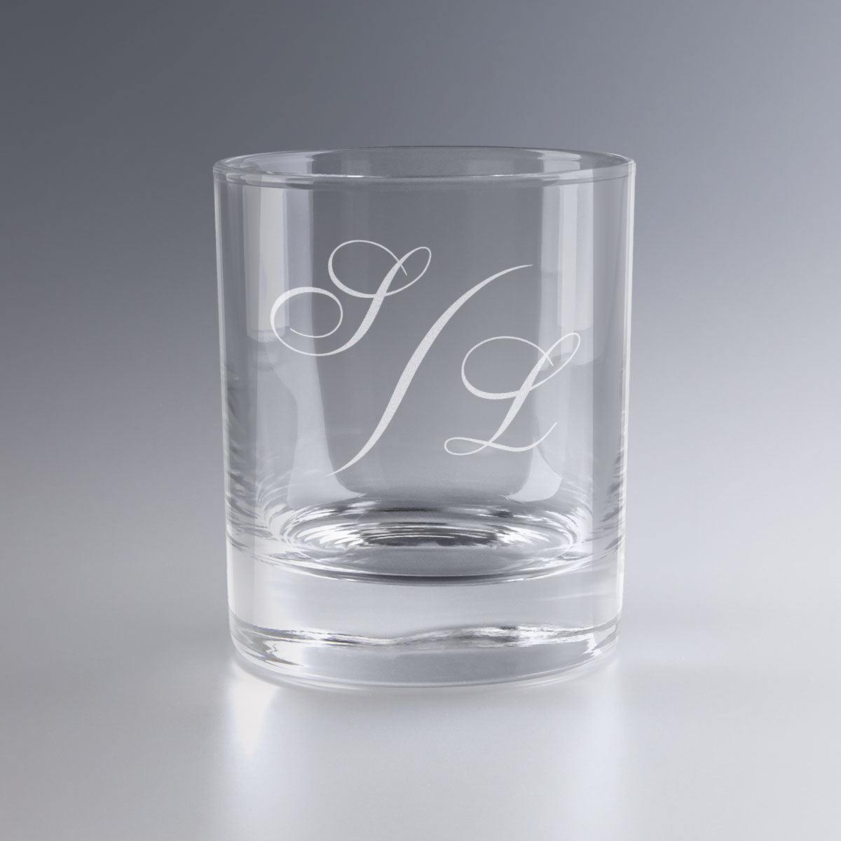 Verre à whisky personnalisé avec monogramme gravé en lettres élégantes, idéal comme cadeau personnalisé. Ce verre en cristal transparent met en valeur la gravure de vos initiales pour une touche raffinée et unique.