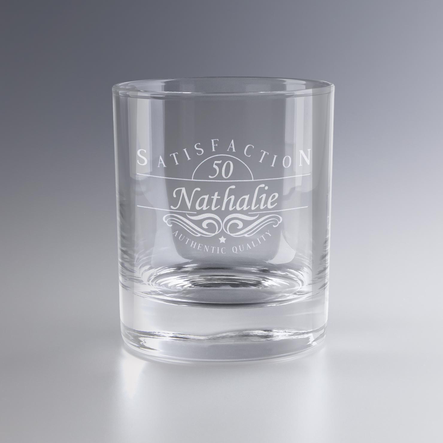 Cadeau d’anniversaire original : verre à whisky personnalisé “Authentic Quality” avec prénom et âge gravés, idéal pour fêter un cap.