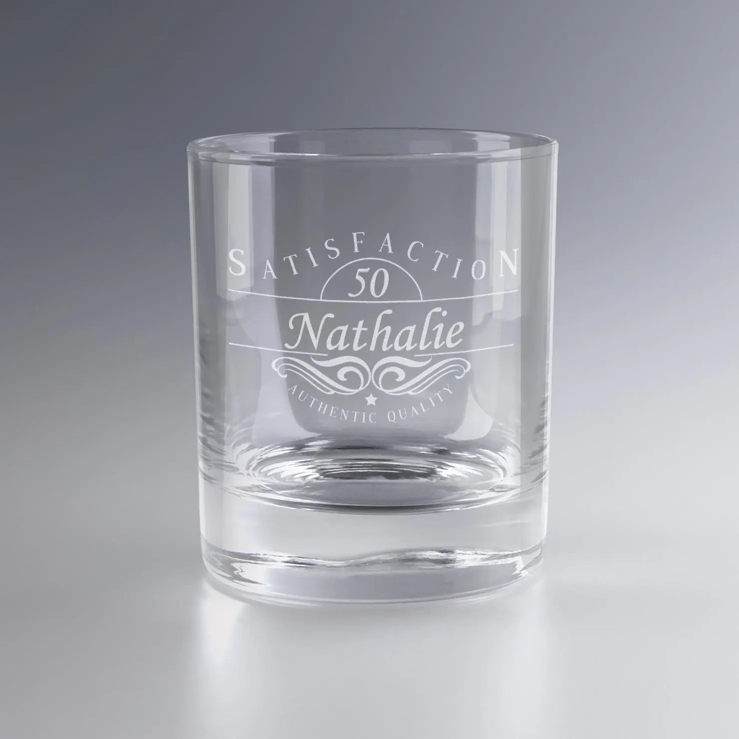 Cadeau d’anniversaire original : verre à whisky personnalisé “Authentic Quality” avec prénom et âge gravés, idéal pour fêter un cap.