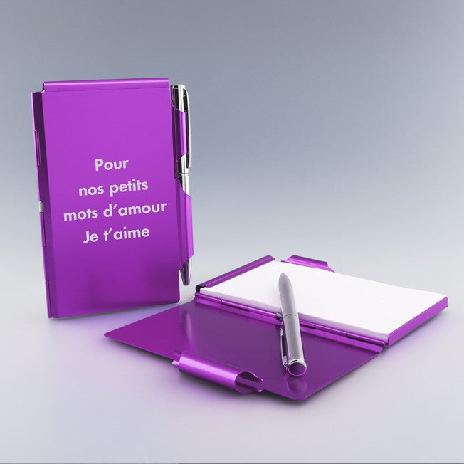 Bloc-notes en métal violet personnalisable avec stylo argent, gravé « Pour nos petits mots d’amour je t’aime », cadeau élégant et romantique.