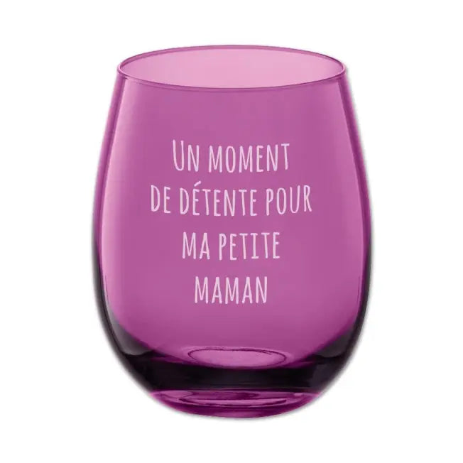 Verre coloré violet personnalisable avec l’inscription « Un moment de détente pour ma petite maman », parfait comme cadeau original.