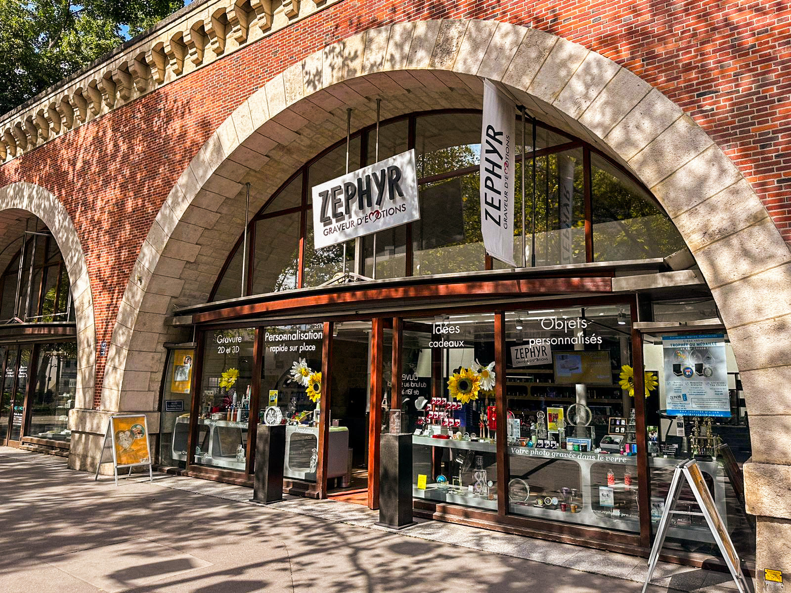 Photo de la boutique Zephyr Paris au 127 avenue Daumesnil – Spécialiste du cadeau personnalisé et de la gravure sur place en 2D et 3D dans le verre.