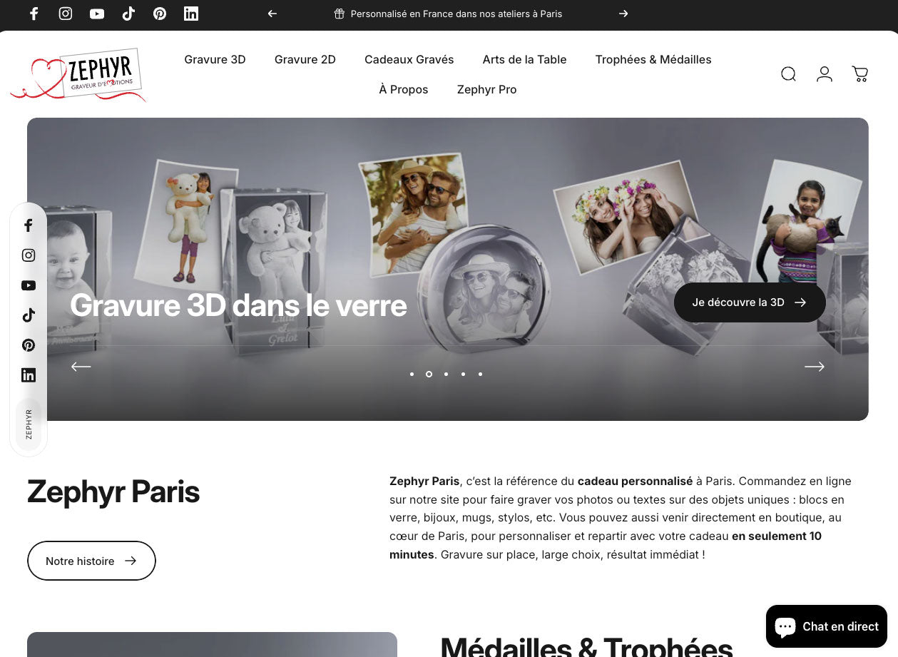 Blocs en verre gravés en 3D sur le nouveau site Zephyr Paris, illustrant la personnalisation en ligne de cadeaux photo élégants et uniques.