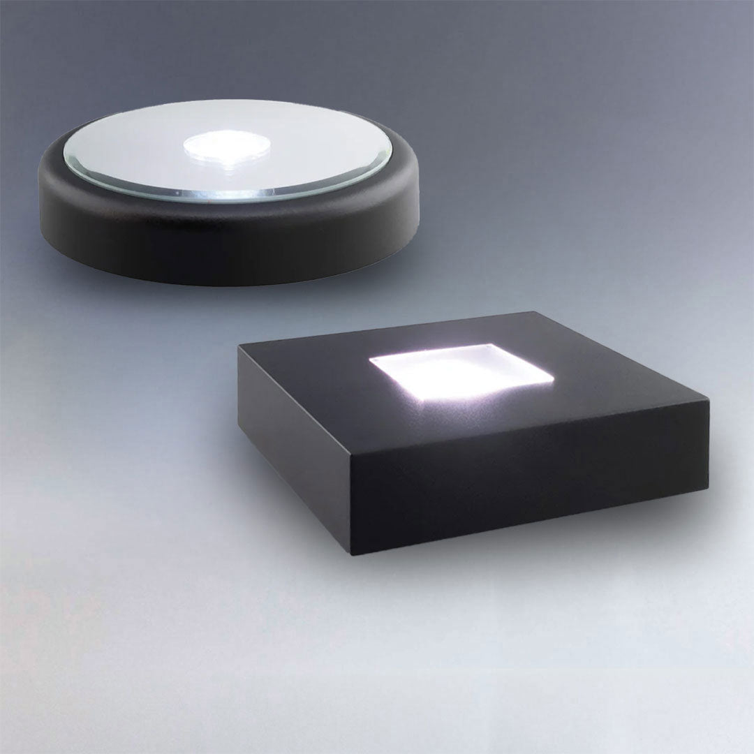 Sublimez vos blocs photo et trophées avec un socle lumineux. Mettez en lumière chaque gravure grâce à nos supports LED adaptés à tous les formats de verre personnalisé.