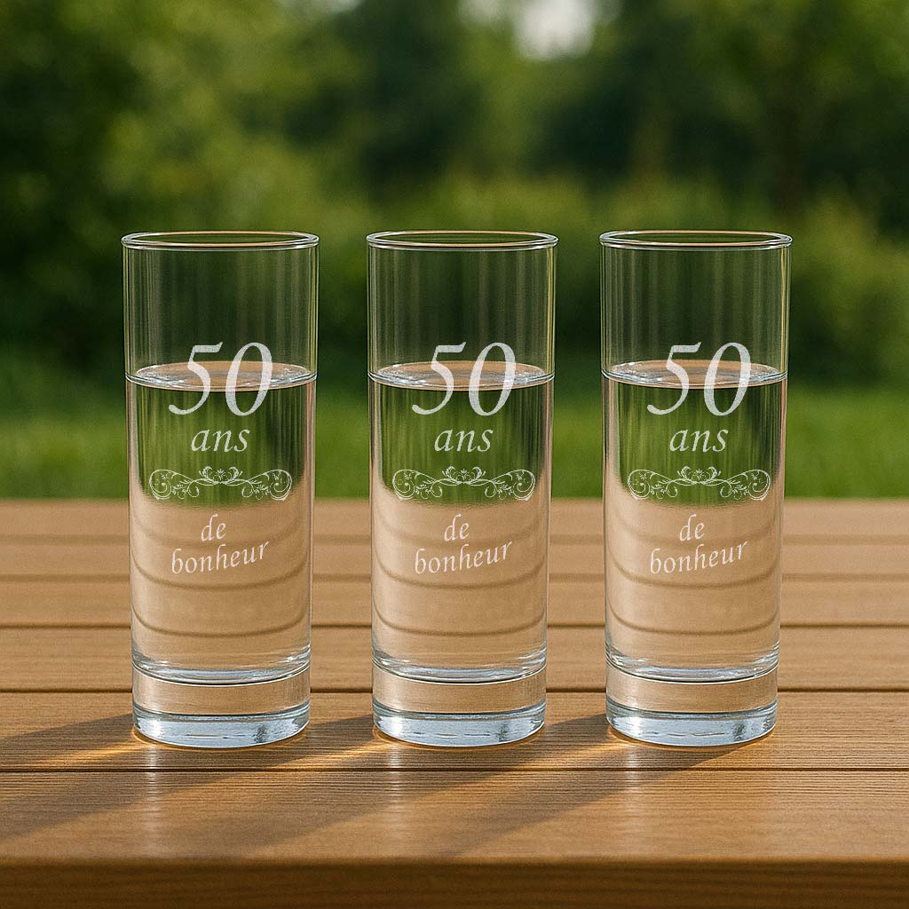 Verres à eau gravés "50 ans de bonheur" en plein air, parfaits pour une fête d’anniversaire. Cadeau personnalisé pour les amateurs d’art de la table et du partage.