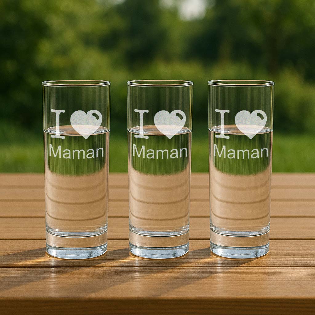 Trois verres à eau alignés sur une table en bois, avec gravure "I Love Maman", parfaits pour un cadeau original et touchant.