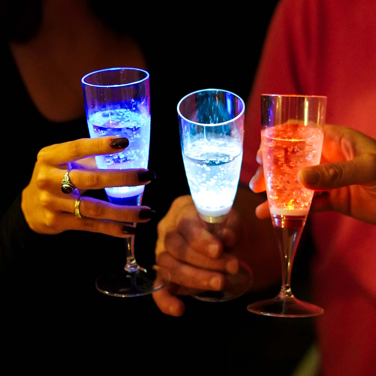 Des flûtes LED bleu, blanc, rouge en pleine action. Parfaites pour créer un moment festif et mémorable.