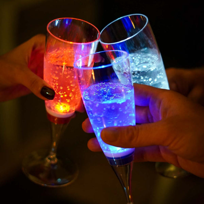 Célébrez en couleur avec ces flûtes lumineuses LED portées par vos invités, ambiance conviviale garantie.