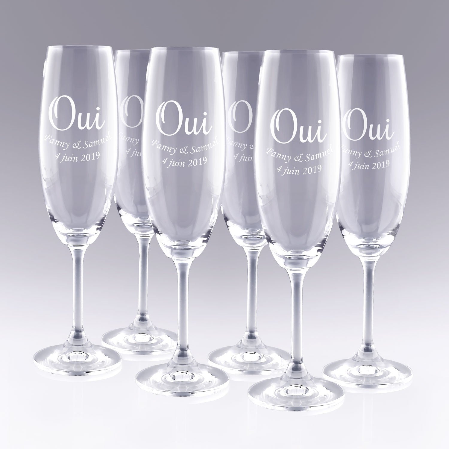 Lot de 6 flûtes à champagne personnalisées avec "OUI", prénoms et date gravés. Un cadeau de mariage original pour trinquer à l’amour avec élégance.