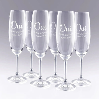 Lot de 6 flûtes à champagne personnalisées avec "OUI", prénoms et date gravés. Un cadeau de mariage original pour trinquer à l’amour avec élégance.