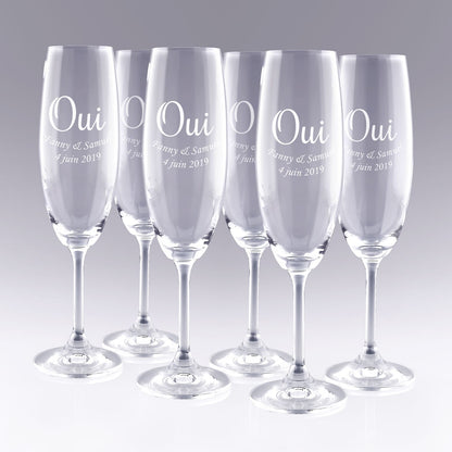 Lot de 6 flûtes à champagne personnalisées avec "OUI", prénoms et date gravés. Un cadeau de mariage original pour trinquer à l’amour avec élégance.