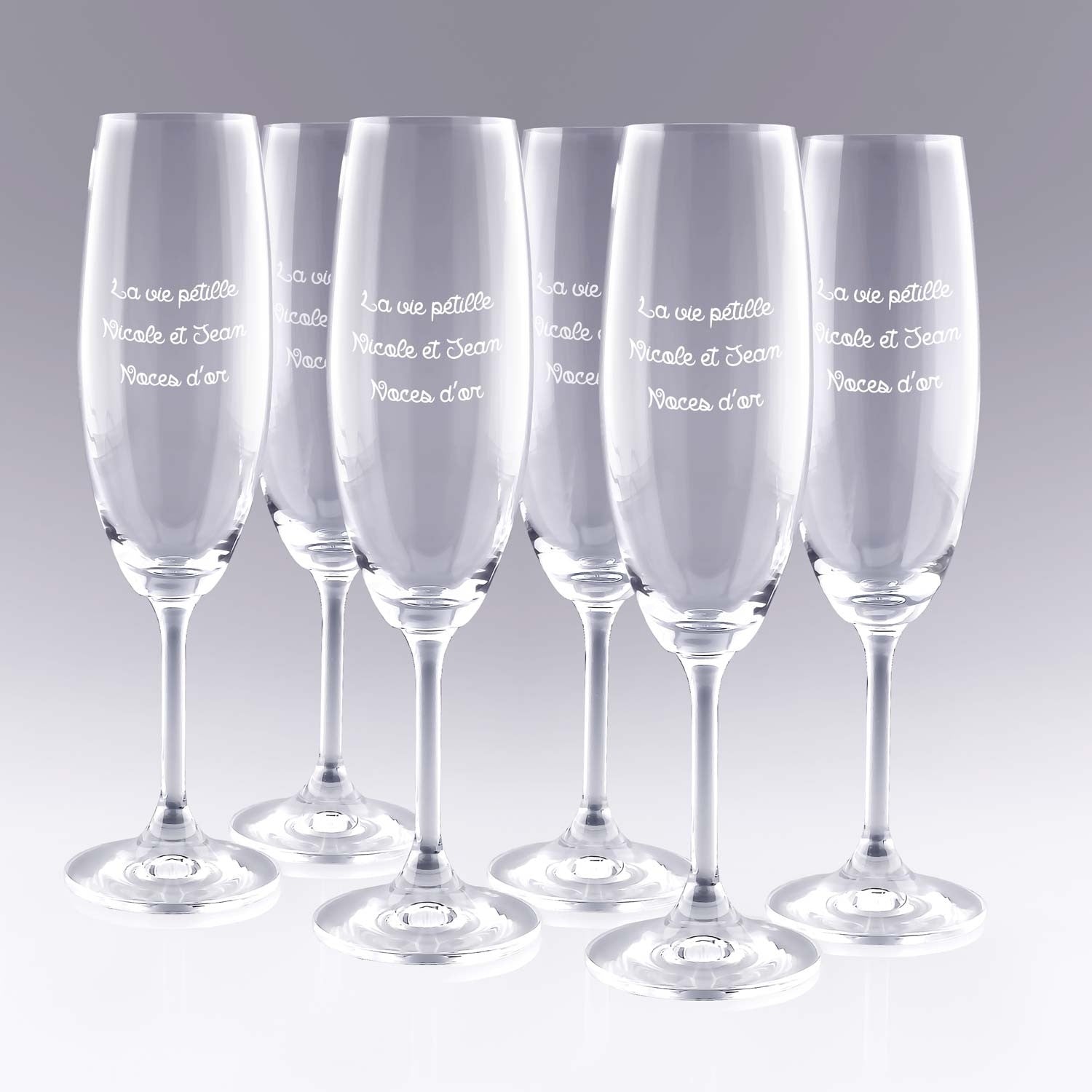 Lot de 6 flûtes à champagne personnalisées avec votre message. Idéal pour célébrer les noces d’or, un anniversaire de mariage ou une fête familiale.