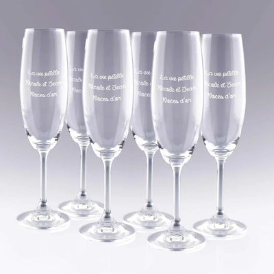 Lot de 6 flûtes à champagne personnalisées avec votre message. Idéal pour célébrer les noces d’or, un anniversaire de mariage ou une fête familiale.