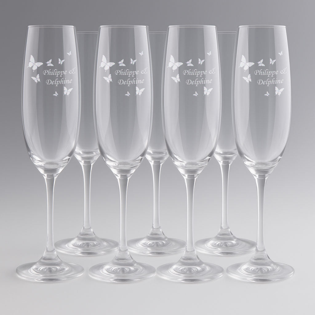 Set de 6 flûtes à champagne personnalisées avec motif papillons et gravure des prénoms. Idéal pour un cadeau de mariage ou une célébration inoubliable.