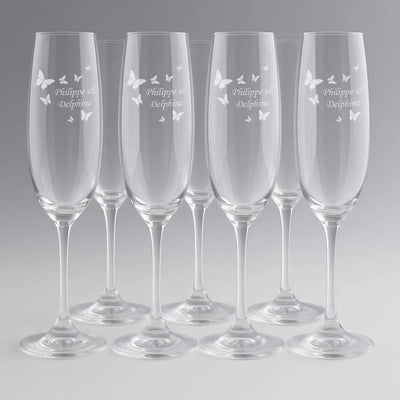 Set de 6 flûtes à champagne personnalisées avec motif papillons et gravure des prénoms. Idéal pour un cadeau de mariage ou une célébration inoubliable.