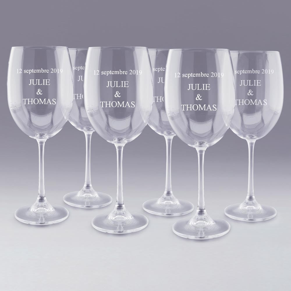Lot de 6 verres à vin personnalisés avec prénoms et date gravés au laser. Un cadeau personnalisé élégant pour un mariage, des noces ou un anniversaire symbolique.