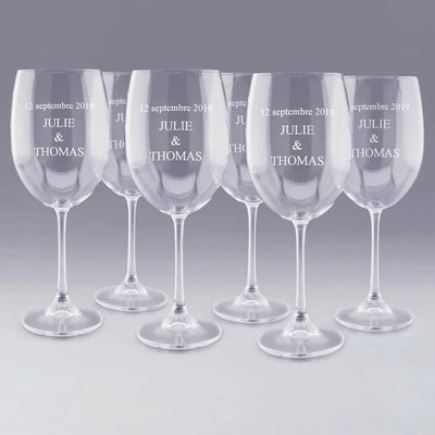 Lot de 6 verres à vin personnalisés avec prénoms et date gravés au laser. Un cadeau personnalisé élégant pour un mariage, des noces ou un anniversaire symbolique.