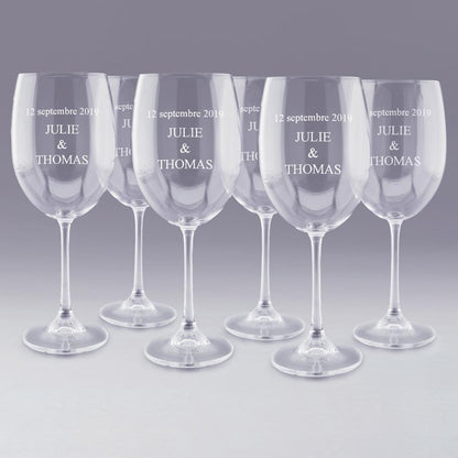 Lot de 6 verres à vin personnalisés avec prénoms et date gravés au laser. Un cadeau personnalisé élégant pour un mariage, des noces ou un anniversaire symbolique.