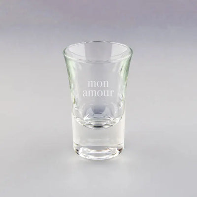 Verre shooter personnalisé avec la gravure "mon amour", un cadeau romantique original à offrir pour la Saint-Valentin ou un anniversaire de couple.