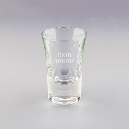 Verre shooter personnalisé avec la gravure "mon amour", un cadeau romantique original à offrir pour la Saint-Valentin ou un anniversaire de couple.