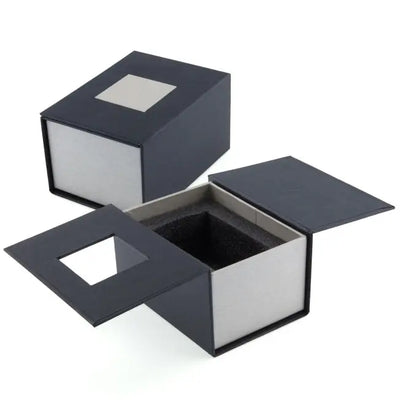 Boîte rigide noire et grise avec fenêtre carrée sur le dessus, conçue pour accueillir et protéger un bloc en verre personnalisé.