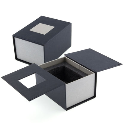 Boîte rigide noire et grise avec fenêtre carrée sur le dessus, conçue pour accueillir et protéger un bloc en verre personnalisé.