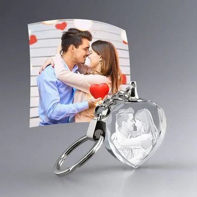 Porte-clés cœur personnalisé en verre avec gravure photo 2D d’un couple amoureux, un cadeau lumineux pour déclarer son amour avec émotion.