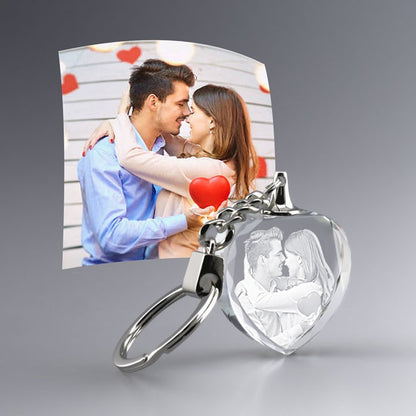 Porte-clés cœur personnalisé en verre avec gravure photo 2D d’un couple amoureux, un cadeau lumineux pour déclarer son amour avec émotion.