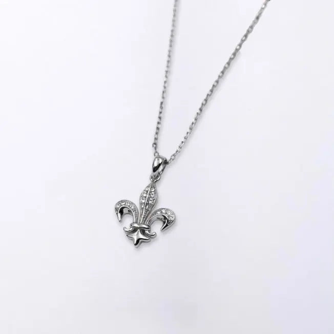 Bijou argenté Fleur de Lys avec strass, présenté dans un écrin en velours bleu personnalisable. Un accessoire chic et intemporel.