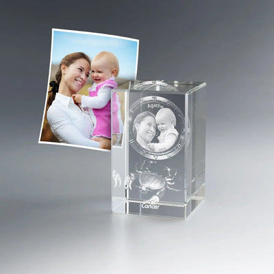 Photo gravée 3D dans le verre avec signe astrologique Cancer, prénom, date et motif du crabe. Un souvenir de naissance personnalisé pour garder en mémoire les premiers instants.
