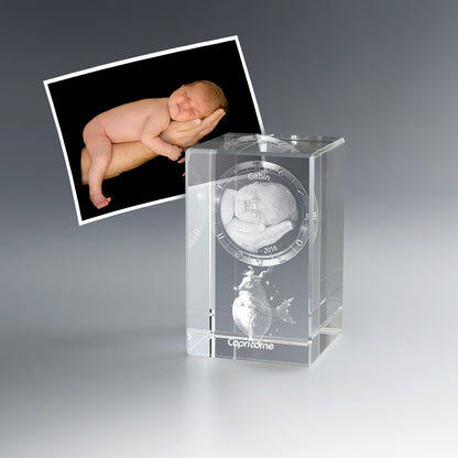 Photo de bébé endormi gravée en 3D dans un bloc de verre vertical avec signe du zodiaque Capricorne, prénom et date. Un cadeau de naissance personnalisé inoubliable.
