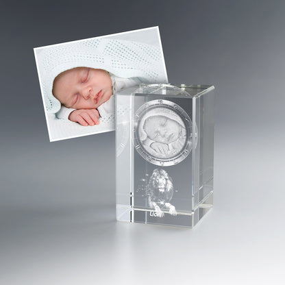 Bloc astrologique Lion gravé en verre avec photo de nouveau-né endormi, prénom et date de naissance. Un cadeau de naissance précieux et intemporel.