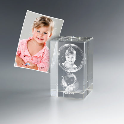 Cadeau personnalisé en verre gravé 3D avec photo d’enfant, date et prénom sous le signe du zodiaque Poissons. Une idée cadeau tendre pour une naissance ou un baptême.