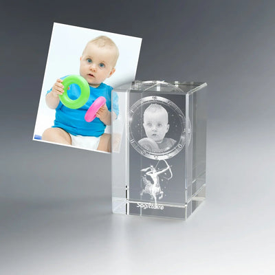 Portrait d’un bébé gravé en 3D avec symbole du Sagittaire, prénom et date de naissance dans un bloc de verre lumineux. Idéal comme cadeau de baptême ou souvenir de naissance.