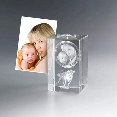 Bloc astrologique Taureau gravé en 3D avec photo mère et bébé, date de naissance et prénom. Un cadeau souvenir émouvant et symbolique à offrir aux jeunes parents.