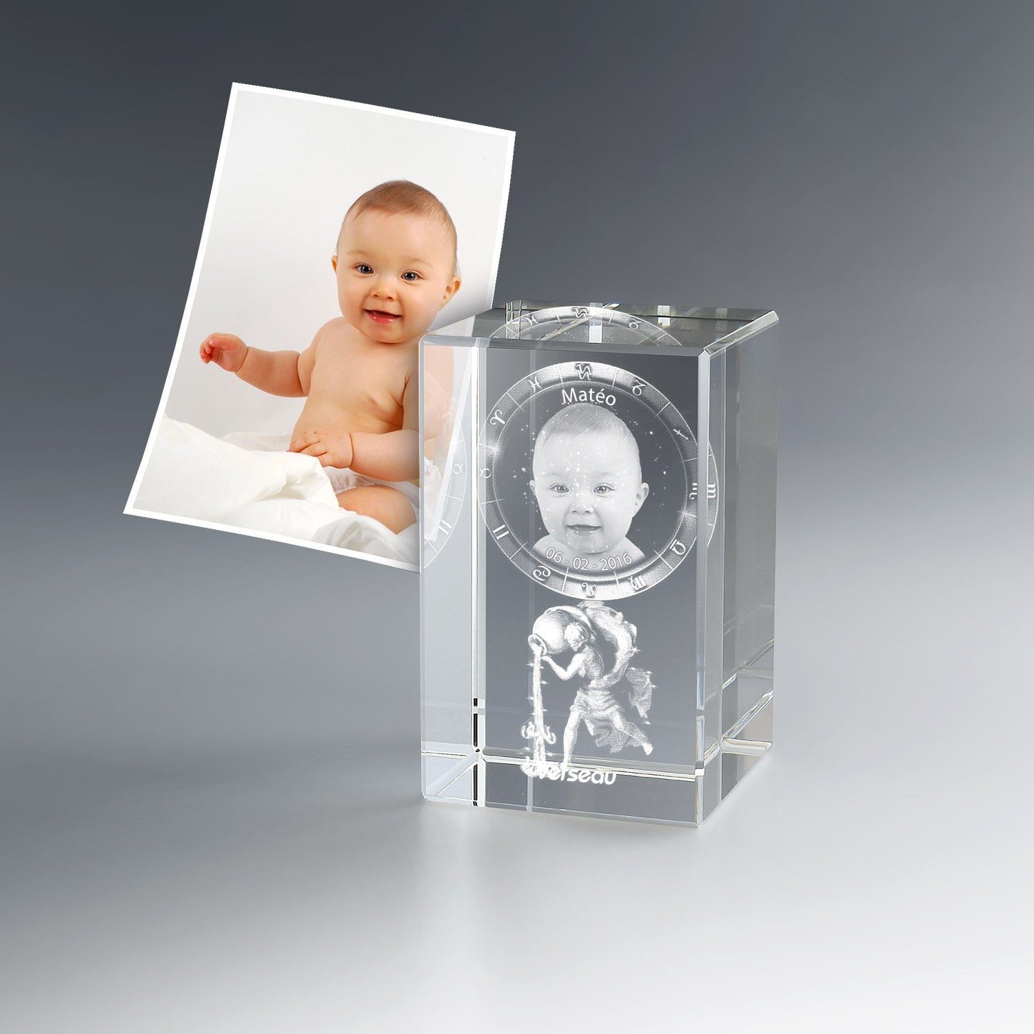 Bloc de verre gravé 3D avec photo d’un bébé, prénom, date de naissance et signe astrologique Verseau. Un souvenir de naissance original et symbolique à offrir.