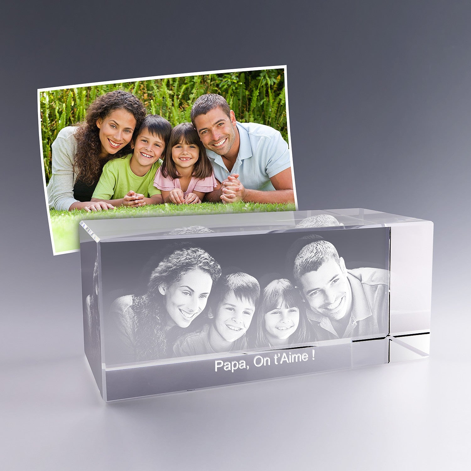 Bloc en verre rectangulaire de 18 cm gravé en 3D avec le portrait d’une famille et le message “Papa, On t’Aime !”, d’après une photo couleur.