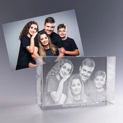 Bloc en verre rectangulaire gravé en 3D avec le portrait d’une famille de quatre personnes et l’inscription “Pour toujours, plus un jour ♥”