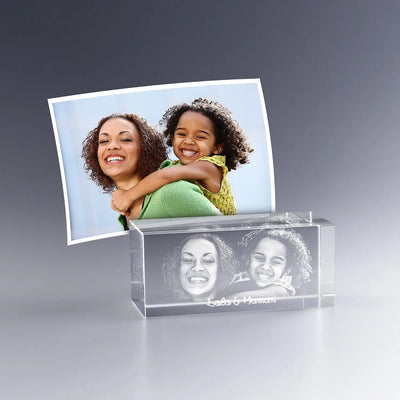 Bloc en verre gravé en 3D avec le portrait d’une mère et de sa fille souriantes, accompagné de l’inscription “Lola & Maman”, d’après une photo couleur.