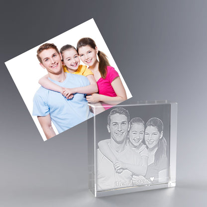 Gravure photo en 3D dans un bloc verre Square 12 cm avec personnalisation. Idéal comme cadeau original pour célébrer l'amour familial.