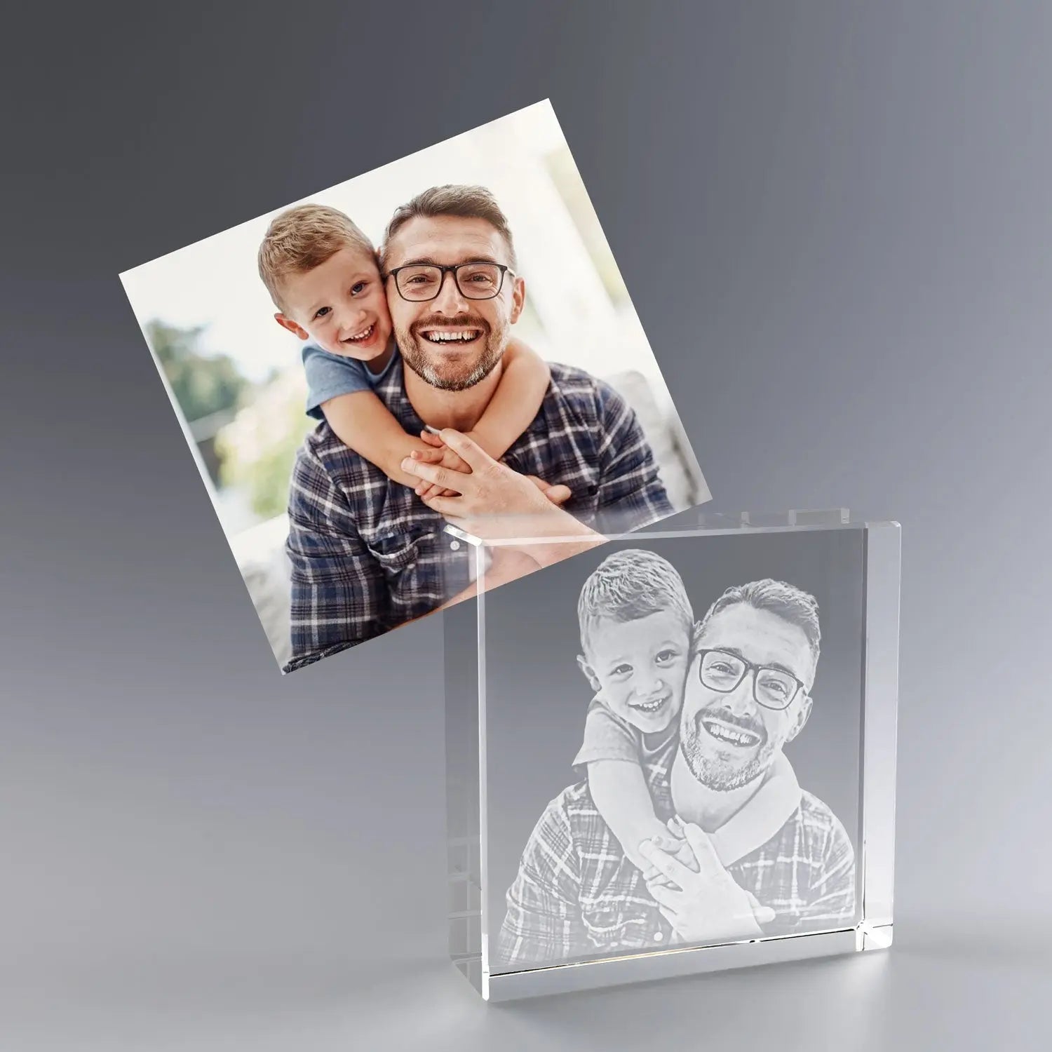 Photo personnalisée gravée en 3D dans un bloc de verre, parfait comme cadeau pour papa. Un souvenir éternel à personnaliser en ligne.