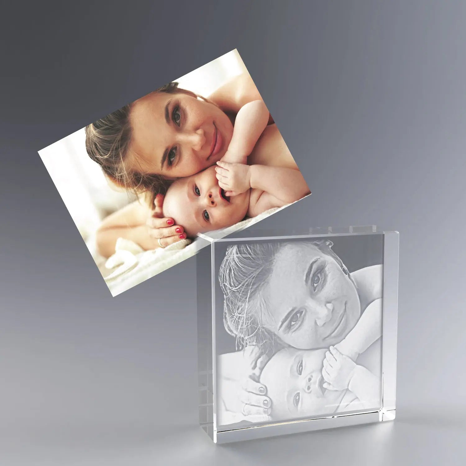 Bloc en verre gravé 3D avec photo personnalisée d'une maman et son bébé. Un cadeau unique, émouvant et gravé avec précision pour la fête des mères.