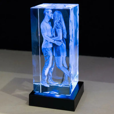Un souvenir inoubliable gravé à l’intérieur du verre. Ce bloc met en lumière l’amour à travers une gravure 3D détaillée, sublimée par un socle lumineux qui crée une ambiance chaleureuse.
