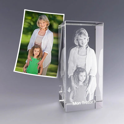 Une scène tendre entre générations, capturée en 3D dans un bloc vertical. Ce cadeau personnalisé reflète la douceur d’un lien unique, parfait pour célébrer une relation précieuse.