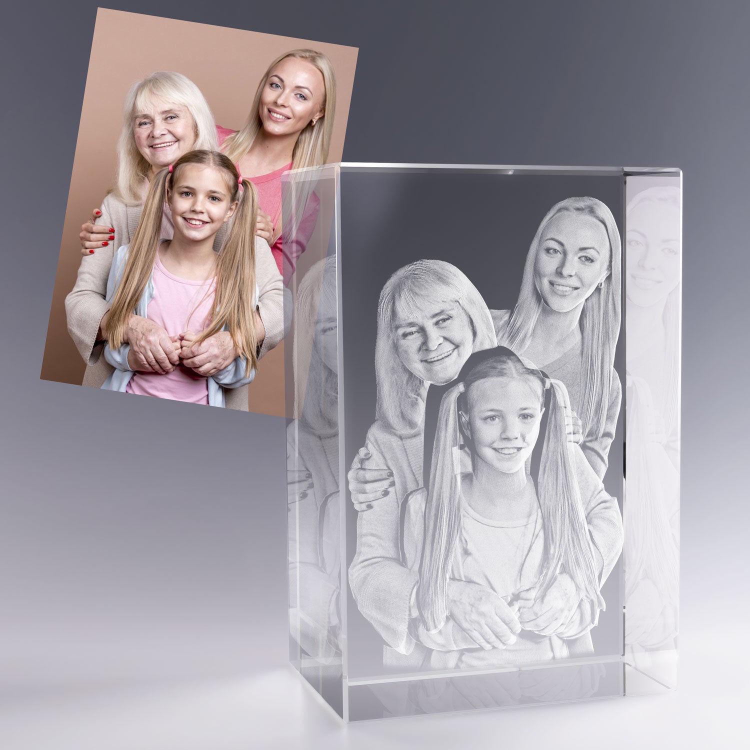 Gravure 3D dans un bloc en verre vertical représentant trois femmes de la même famille : grand-mère, mère et petite-fille. Chaque visage, chaque sourire est capturé avec finesse et profondeur, immortalisant la complicité entre générations. Un hommage touchant à la transmission et à l’amour familial.