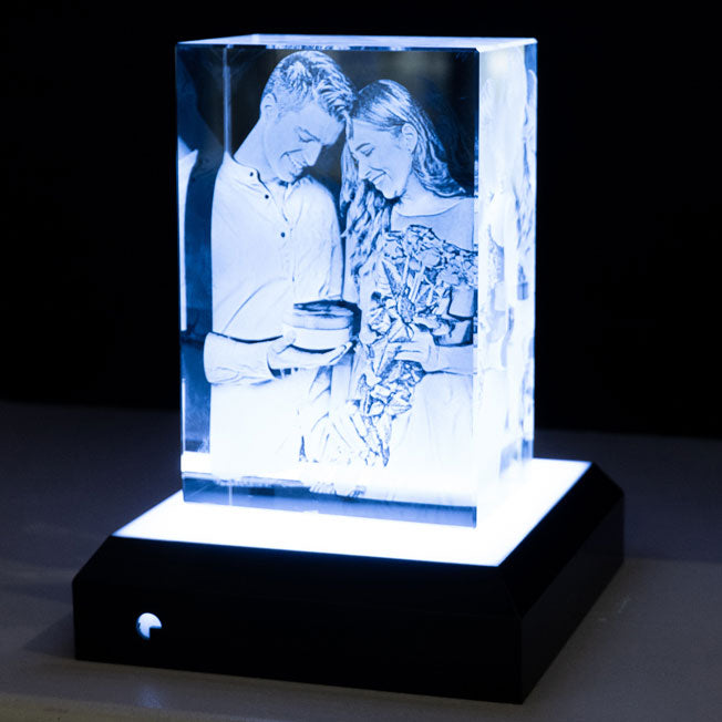 Bloc en verre cristallin avec éclairage LED intégré, représentant un couple heureux lors d’un échange de cadeaux. La gravure 3D en haute précision révèle chaque détail de la scène : bouquet de fleurs, boîte offerte et sourires partagés. Un souvenir lumineux et éternel idéal pour la Saint-Valentin ou un anniversaire.