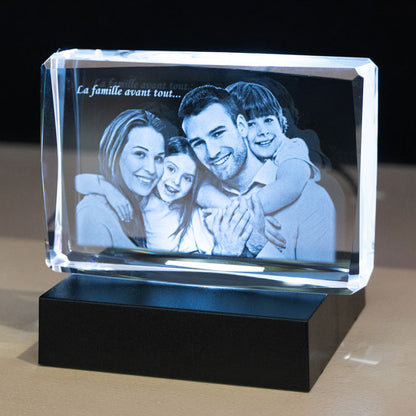 Ce bloc en verre facetté est sublimé par un socle lumineux à LED qui met en valeur votre gravure photo 2D. Un objet de décoration personnalisé qui éclaire vos souvenirs avec raffinement, idéal pour offrir ou exposer.