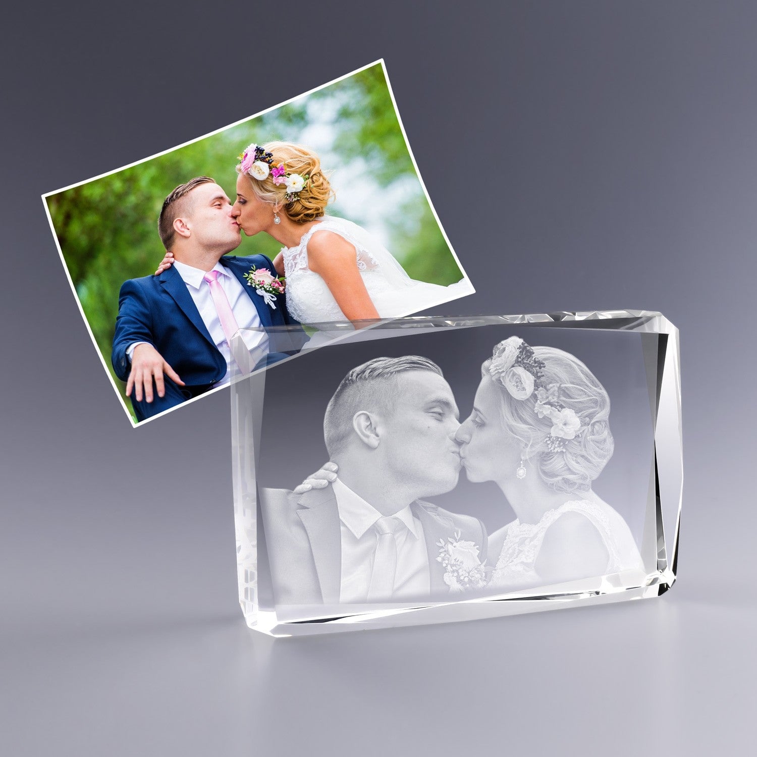 Offrez un cadeau unique et intemporel grâce à ce bloc horizontal en verre facetté. La gravure 2D transforme votre image en œuvre d’art cristalline, parfaite pour capturer un instant fort de votre vie avec style et émotion.
